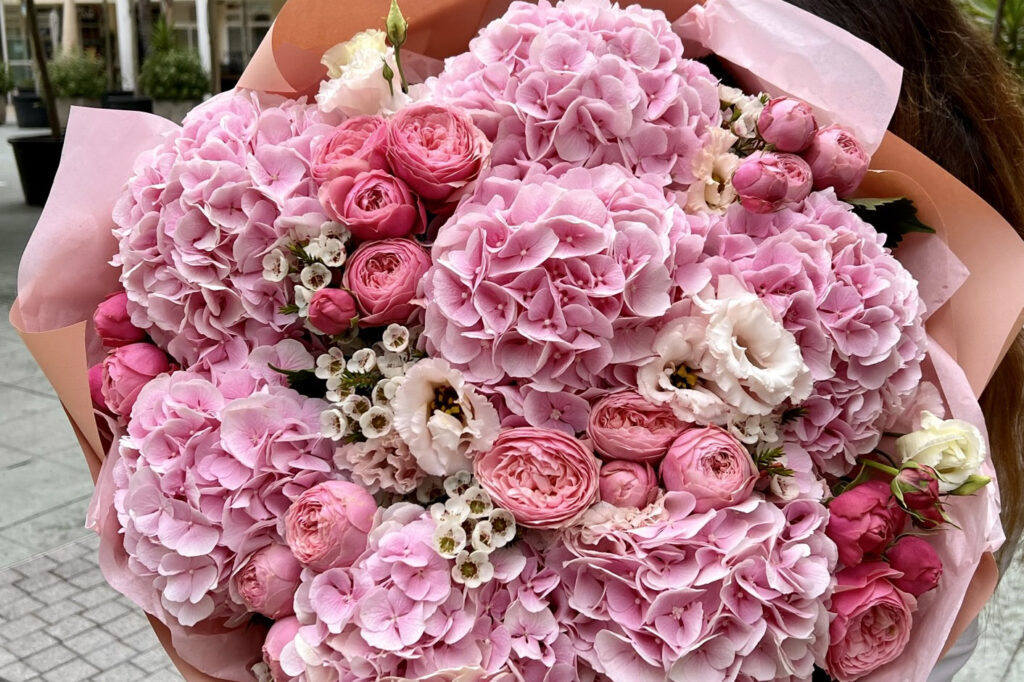 Transforming Spaces: The Impact of Flower Delivery Services on Eze’s Celebrations and Events